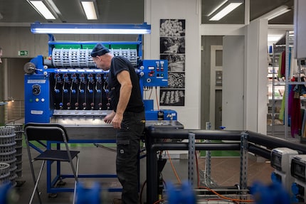 Mit dem Gewinn des Agropreis 2016, dem grössten Innovationswettbewerb der Schweizer Landwirtschaft, hat sich Swiss Silk die blaue Maschine gekauft.
