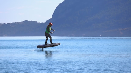 Das Board flachhalten: Mit etwas Übung klappt das Cruisen und Kurvenfahren.