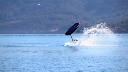 Das Foilboard mit Motor gibt ganz schön Schub. Deshalb sind Helm und Prallweste wichtig.
