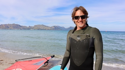 Mallorca Kiteboarding Mit-Gründer Mike Weber gibt Tipps zum Umgang mit dem Wing.