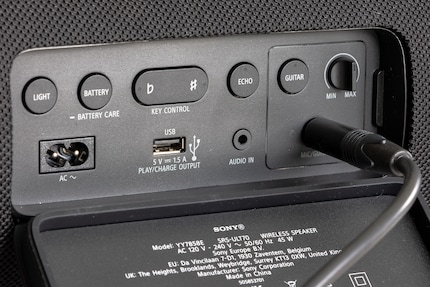Unter der Gummiabdeckung sind zahlreiche Buttons und Anschlüsse versteckt.