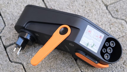 Der Hebel kann mehrstufig so weit aufgeklappt werden, bis das «Mobility Dock» gut gestützt in der Steckdose sitzt.