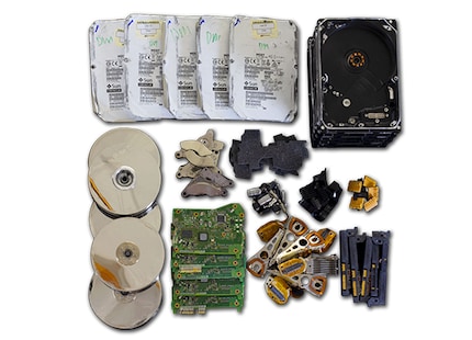 Einzelteile einer HDD.