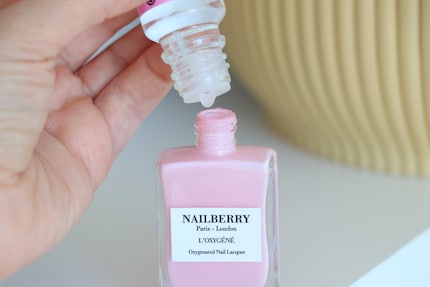Wenige Tropfen reichen völlig aus und «In Love» von Nailberry performt wieder wie neu.