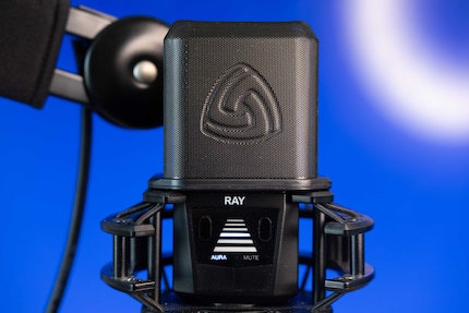 The clip-on pop guard is discreet and doesn't get in the way.