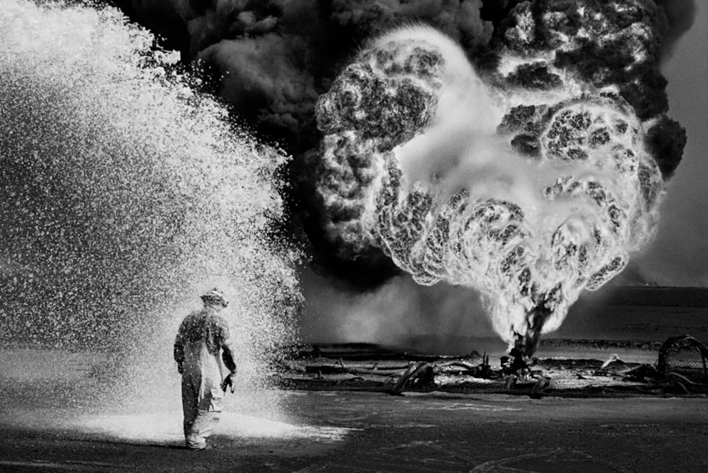 Ein Kampf gegen brennende Ölquellen in den Ölfeldern von Kuwait im Jahr 1991.