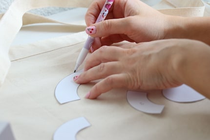 Die ausgeschnittenen Formen übertrage ich mit Bleistift auf den Stoff.