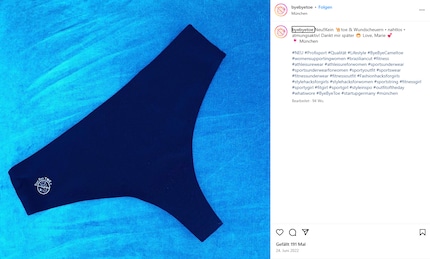 Die Tangas haben ein schlichtes Design und zeigen rechts ein kleines Logo.