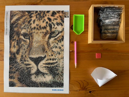 Das Kit beinhaltet alles, was ich für Malerei brauche. Zusätzlich habe ich mir einen Trichter aus Papier gebastelt, um die Diamanten einfacher in die Tüten zurück zu kippen.
