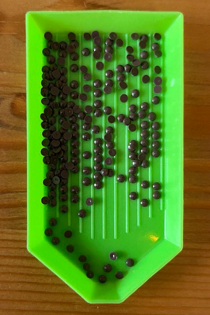 Wenn ich die Schale leicht schüttel, drehen sich die Diamanten auf die richtige Seite.