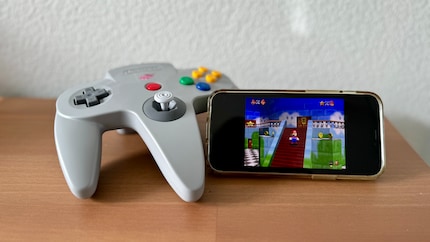 Meine bevorzugtes Set-Up für «Super Mario 64» auf Delta: iPhone und N64-Controller.