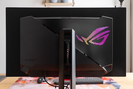 Hinten leuchtet das Markenlogo auf dem Custom Heatsink – es lässt sich aber ausschalten.