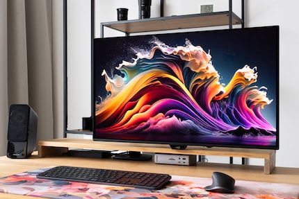 An einem Arm montiert entfällt die Gaming-Ästhetik des Monitors.