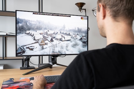Für Aufbauspiele wie «Manor Lords» passen 32 Zoll Diagonale im 16:9-Format perfekt.