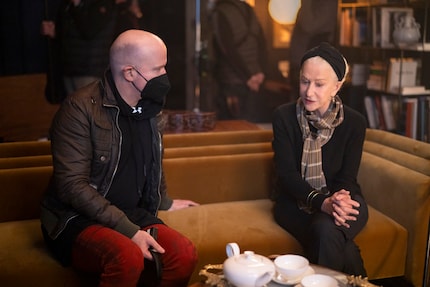 Marc Forster im Gespräch mit Helen Mirren während der Dreharbeiten.