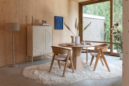 The Faces doors have a graphic relief that constantly changes depending on the angle of light.