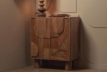 In the Collection design, carvings highlight the grain of the wood.
