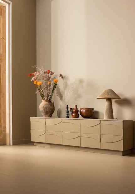 The impact of organic shapes and a 3D effect – Teo turns heads with its wavy lines and generous shelf space.