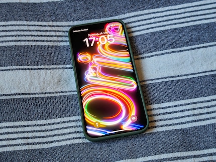 Das neue Wallpaper für den Pride Month sieht auf dem Sperrbildschirm anders aus als auf dem Homescreen.