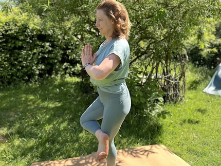 Auch für den Gleichgewichtssinn zahlt sich Yoga aus.