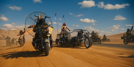Für mich das Highlight des Films: Chris Hemsworth als irrer Dementus, Warlord der Biker-Gang der Wastelands.