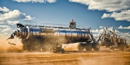 Wenn fanatische War Boys sich selbstmörderisch auf ihre Feinde stürzen, fühle ich mich zurückversetzt in «Mad Max: Fury Road».