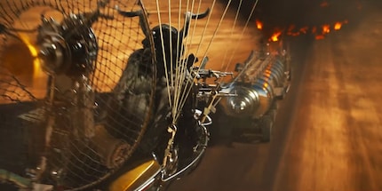 «Furiosa: A Mad Max Saga» fehlt der realistisch-grimmige, unsaubere Look von «Mad Max: Fury Road». Stattdessen wirkt alles einen Tick zu künstlich.