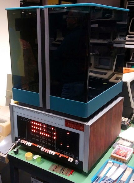 Der PDP-8 war der erste kommerziell erfolgreiche MInicomputer.