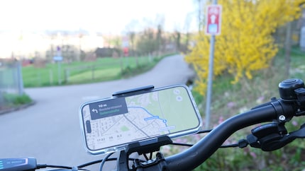 Der Veloweg führt geradeaus, Apple will mich dagegen zurück auf die Hauptstrasse schicken – und zwar über ein steiles Weglein.
