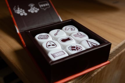 Mit den Würfeln von Story Cubes kannst du auf kreative Weise Geschichten erfinden.