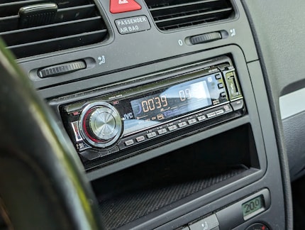 Retro-Feeling beim wild blinkenden Autoradio von JVC.