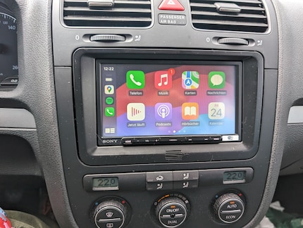 So sieht Apple Carplay mit verbundenem iPhone auf dem Screen aus.