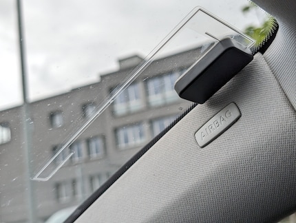 Die DAB-Antenne wird in die Frontscheibe geklebt.
