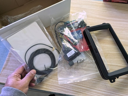 Die für mein Auto passenden Kabel und die Blende muss ich separat kaufen.