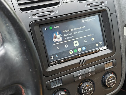 Mein liebster Zeitvertreib unterwegs: Podcasts hören.