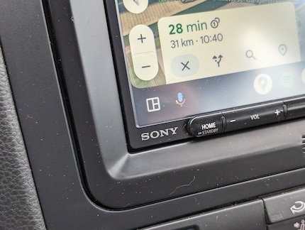 Unter dem Touchscreen sind einige physische Tasten platziert.