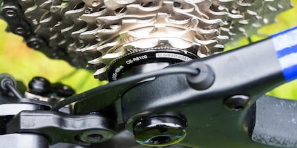 At the same time, the feature adjusts the gear at the back.