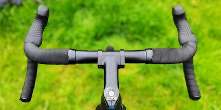 The tidy cockpit without cable clutter.