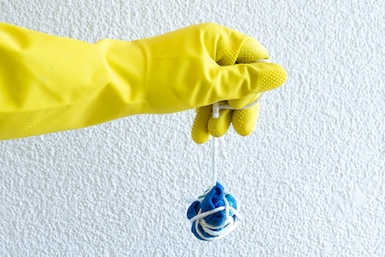 Beim Socken-Bondage ist alles erlaubt. Je fester du zuschnürst, desto weniger Farbe gelangt an diese Stelle.