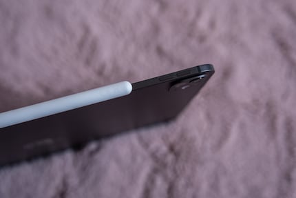 Das iPad Pro (hier die 13-Zoll-Version) ist dünner als der Apple Pencil dazu.