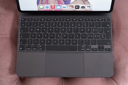 Die Tastatur hat eine Hintergrundbeleuchtung, ein grösseres Touchpad und Funktionstasten verpasst bekommen.