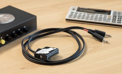 Das Kabel verbindet den Taschenrechner mit einem Kassettengerät oder einem Computer.