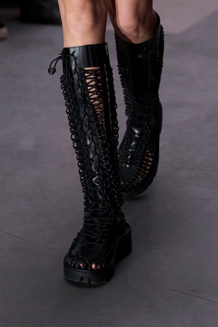 Diese geflochtenen Schuhe sind aus der Kollaboration von Noir Kei Ninomiya und Keen entstanden.