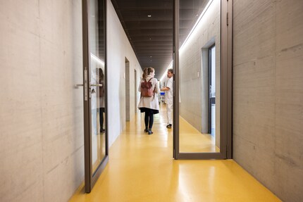 The small animal clinic seems endless. 18 specialised fields from general internal medicine to dentistry are housed here.