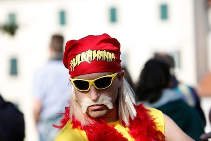 Alongside a red and yellow bandana, the bleached moustache is part of the basic equipment of every Hulk Hogan fan.