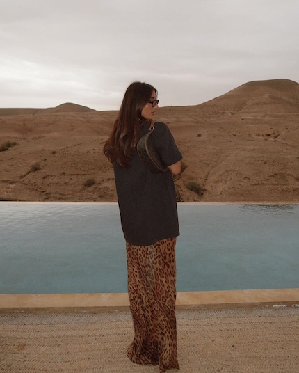 Ein Oversize-T-Shirt bedeckt die wichtigsten Stellen.
