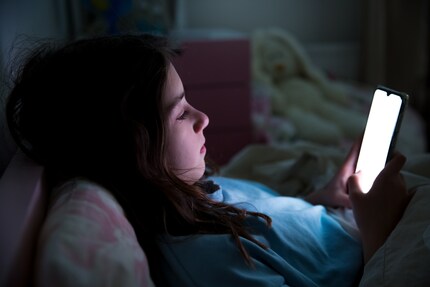 Direkter Zusammenhang: Bildschirmfreie Zeit vor dem Schlafen trägt dazu bei, dass Kinder insgesamt weniger Zeit am Tablet oder Handy verbringen.
