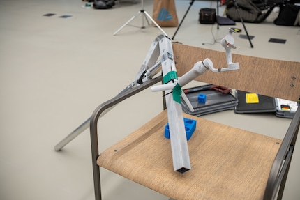 Der «Arm» soll an den Rollstuhl montiert werden. Der Gimbal oben ist behelfsmässig mit Kabelbinder und Klebeband befestigt.