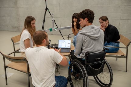 Die Studierenden Valentina Haas, Francesco Bianchi, Rahel Kaufmann und Michela Calabrò (v.l.n.r.) treffen sich mit Giuliano Carnovali zur Besprechung.