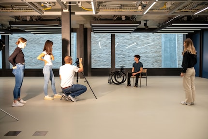 Als Leistungsnachweis machen die Studierenden einen Kurzfilm, um ihre Arbeit zu dokumentieren.